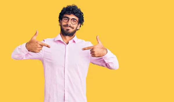 Jovem Bonito Com Cabelo Encaracolado Urso Vestindo Roupas Negócios Olhando — Fotografia de Stock