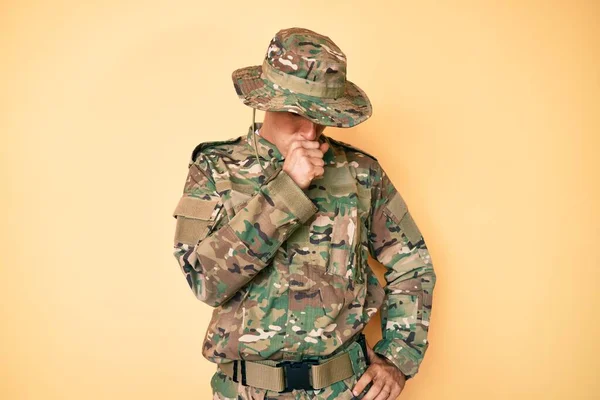 Mladý Pohledný Muž Maskovací Armádní Uniformě Necítí Dobře Kašle Jako — Stock fotografie