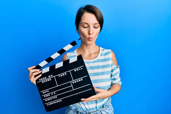 Młoda Brunetka Kobieta Krótkimi Włosami Gospodarstwa Wideo Film Clapboard Ryba — Zdjęcie stockowe