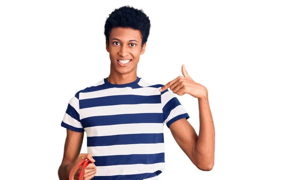 年轻的非洲裔美国人拿着超市购物篮指着一个人 面带微笑 兴高采烈 — 图库照片