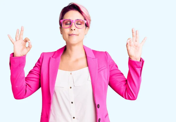 Jovem Mulher Bonita Com Cabelo Rosa Vestindo Jaqueta Negócios Óculos — Fotografia de Stock