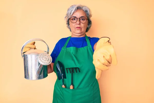 Sénior Hispânico Grisalho Mulher Cabelos Brancos Usando Avental Jardineiro Luvas — Fotografia de Stock