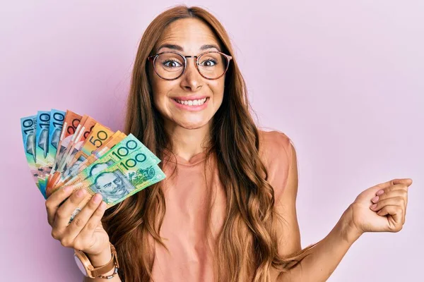 Jeune Femme Brune Tenant Des Dollars Australiens Criant Fier Célébrant — Photo