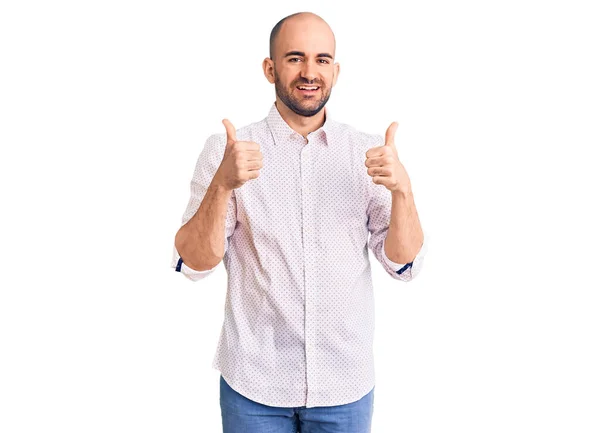 셔츠를 남자가 손으로 긍정적 몸짓을 손가락으로 웃으며 모습을 있습니다 활기찬 — 스톡 사진