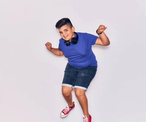Schattige Latijns Amerikaanse Jongen Die Blij Lacht Springen Met Een — Stockfoto