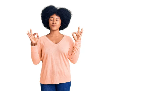 Gadis Muda African Amerika Mengenakan Pakaian Santai Dan Tersenyum Dengan — Stok Foto
