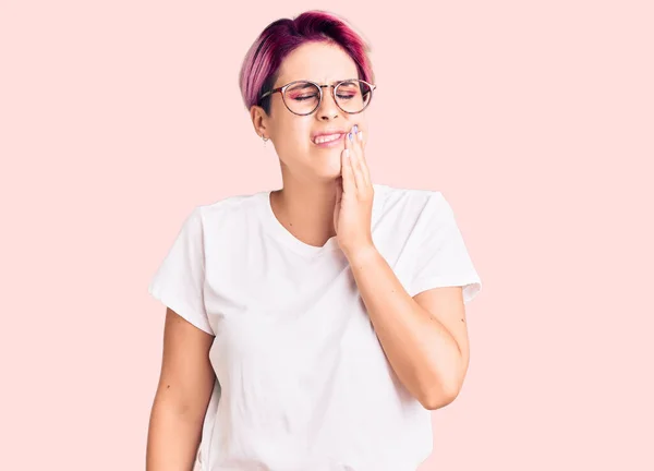 Jonge Mooie Vrouw Met Roze Haar Dragen Casual Kleding Glazen — Stockfoto