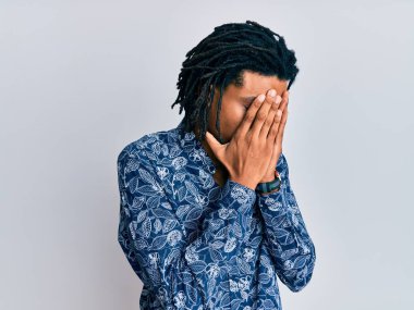 80 'lerin stil tişörtünü giyen Afro-Amerikan genç adam ağlarken suratını ellerle kapatıyor. depresyon kavramı. 