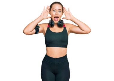 Güzel sarışın kadın spor kıyafetleri giyiyor ve kulaklık takıyor. Gülümsüyor, gülümsüyor. Elleri havada dikizliyorlar. Şaşırdım ve çıktım. 