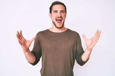 Genç, yakışıklı, sıradan kıyafetler giyen çılgın ve deli gibi bağıran agresif bir ifade ve kollarla bağıran bir adam. hüsran kavramı. 