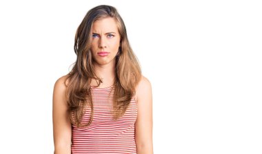 Gündelik kıyafetler giyen, kuşkucu ve gergin, sorun yüzünden somurtan güzel, beyaz bir kadın. negatif kişi. 