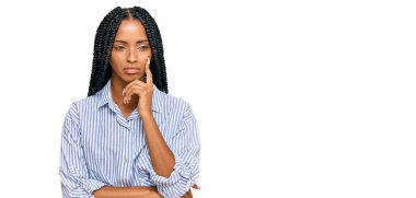 Güzel İspanyol kadın gündelik kıyafetler giyip kollarını kavuşturarak depresyondan sıkılmış ve yorgun görünüyor.. 