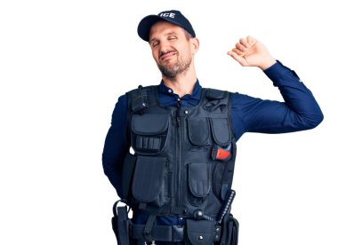 Polis üniforması giyen genç yakışıklı, yorgun ve rahat, uykulu ve sabahın erken saatleri için esniyor. 