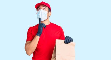 İspanyol asıllı genç bir adam elinde kağıt torbayla yemek getiriyor. Ciddi bir yüz ifadesi var. Elleri çenesinde soru sormayı düşünüyor. 