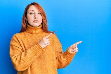 Güzel kızıl saçlı kadın parmaklarını yana doğru uzattı. Yüzünde ciddi bir ifadeyle rahatladı. Basit ve doğal bir şekilde kameraya bakıyorsun.. 