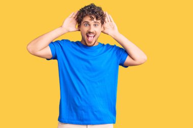 Kıvırcık saçlı, sıradan giyinen, neşeli gülümseyen, elleri ve yüzü görünen genç yakışıklı bir adam. Şaşırdım ve çıktım. 