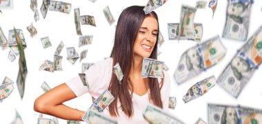 Sırt ağrısı çeken günlük beyaz tişört giyen genç İspanyol kadın, elle dokunuyor, kas ağrısı çekiyor.