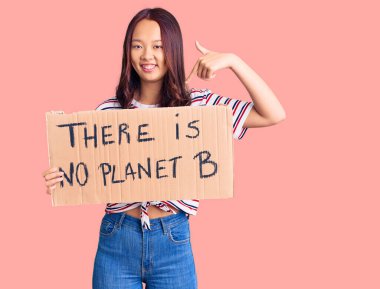 Elinde tuttuğu genç, güzel Çinli kız B gezegeni yok. Kendini mutlu ve gururlu bir şekilde gösteren bir pankart yok. 