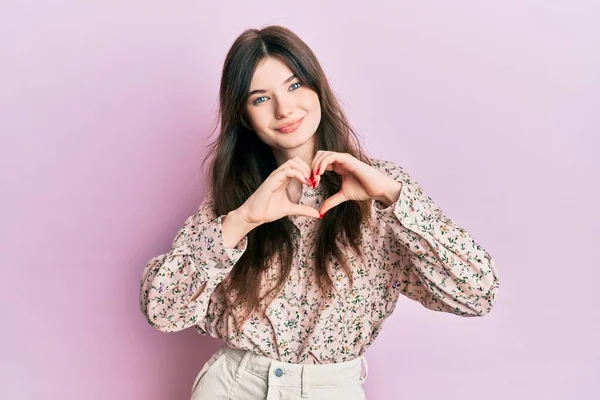 Jong Mooi Blank Meisje Draagt Elegante Kleren Glimlachend Liefde Tonen — Stockfoto