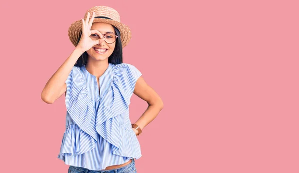 Junge Schöne Lateinische Mädchen Mit Sommermütze Und Brille Lächelnd Glücklich — Stockfoto