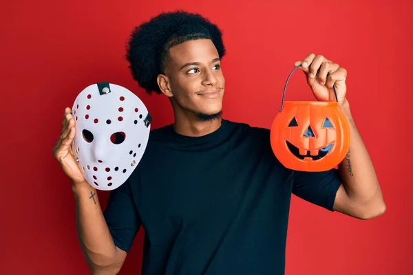 Hombre Afroamericano Con Pelo Afro Usando Máscara Hockey Halloween Bombeando —  Fotos de Stock