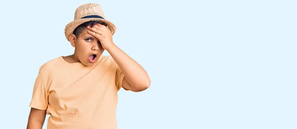小男孩头戴夏帽 身穿夏威夷式泳衣 手头上的错误让人吃惊 记住错误 坏的记忆概念 — 图库照片