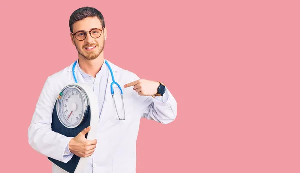 Bonito Jovem Com Urso Como Médico Nutricionista Segurando Máquina Pesagem — Fotografia de Stock