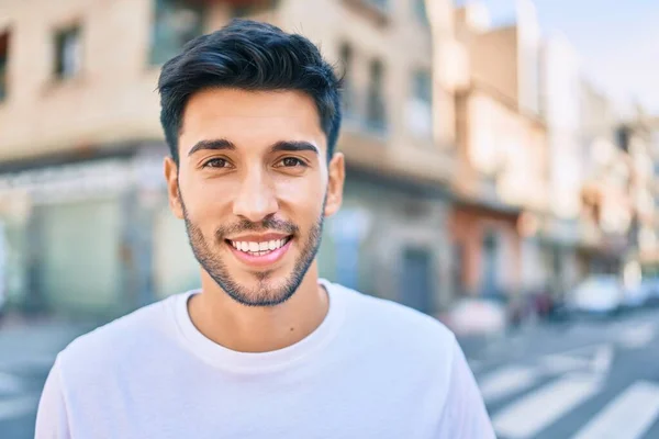 Joven Latino Sonriendo Feliz Caminando Por Ciudad —  Fotos de Stock