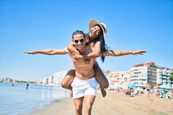 Молода Латинська Пара Купальнику Посміхається Щаслива Прогулянка Пляжі — стокове фото