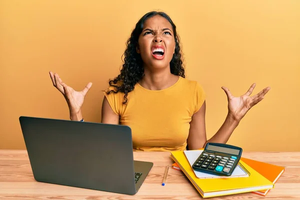 Junge Afroamerikanerin Arbeitet Büro Mit Laptop Und Taschenrechner Verrückt Und — Stockfoto