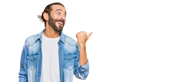 Hombre Atractivo Con Pelo Largo Barba Con Chaqueta Vaquera Casual —  Fotos de Stock