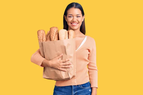 Ung Vacker Latinamerikansk Flicka Håller Papperspåse Med Bröd Ser Positiv — Stockfoto