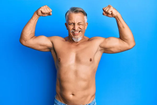 Šedovlasý Muž Středního Věku Který Stojí Bez Trička Dělá Fitness — Stock fotografie
