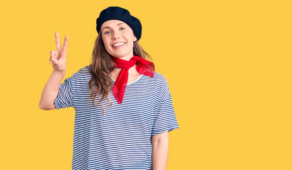 Fransız Beresi Çizgili Tişört Giyen Genç Güzel Sarışın Kadın Iki — Stok fotoğraf