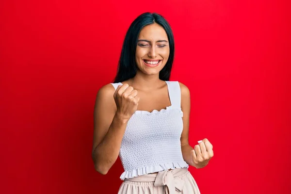 Jonge Brunette Vrouw Dragen Casual Kleding Vieren Verrast Verbaasd Voor — Stockfoto