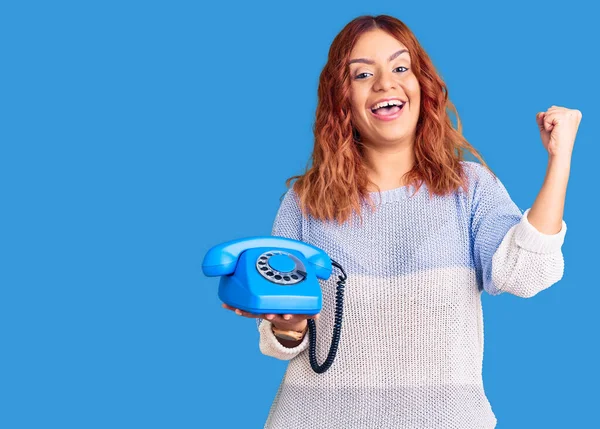 Jovem Mulher Latina Segurando Telefone Vintage Gritando Orgulhoso Celebrando Vitória — Fotografia de Stock