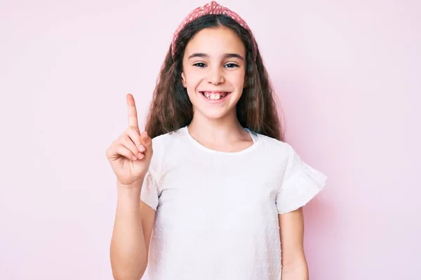 Aranyos Spanyol Gyerek Lány Visel Alkalmi Ruhák Diadém Bemutató Rámutatva — Stock Fotó