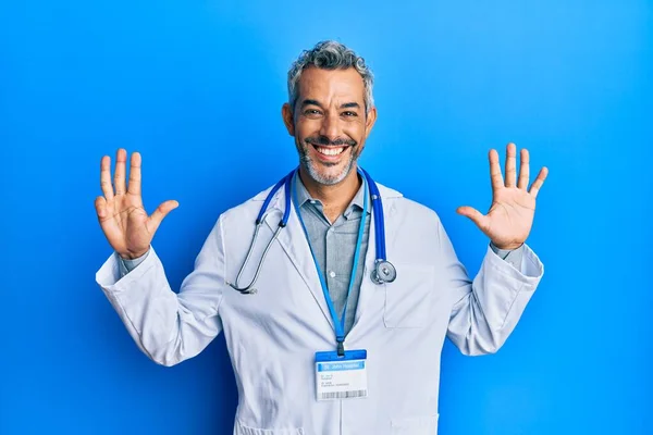 Homem Cabelos Grisalhos Meia Idade Vestindo Uniforme Médico Estetoscópio Mostrando — Fotografia de Stock