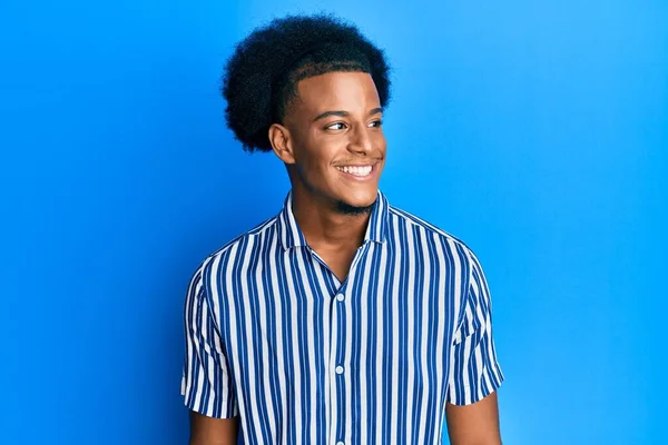 Afroamerikansk Man Med Afro Hår Bär Casual Kläder Som Vill — Stockfoto