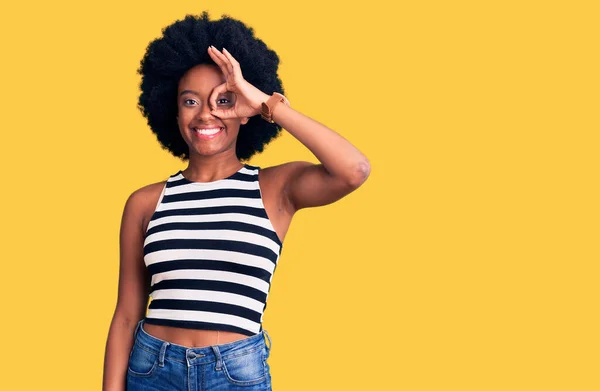 Joven Mujer Afroamericana Vistiendo Ropa Casual Sonriendo Feliz Haciendo Signo —  Fotos de Stock