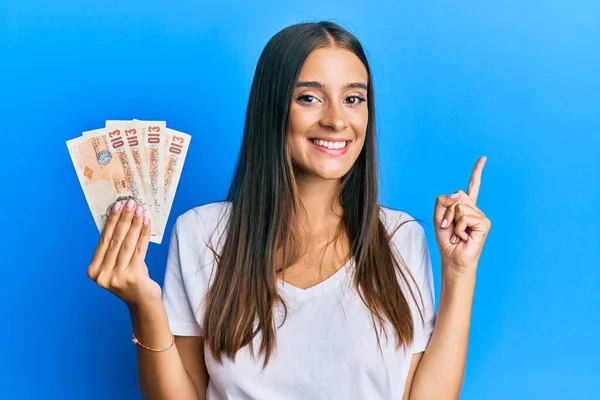 Mujer Hispana Joven Sosteniendo Libras Del Reino Unido Sonriendo Feliz — Foto de Stock