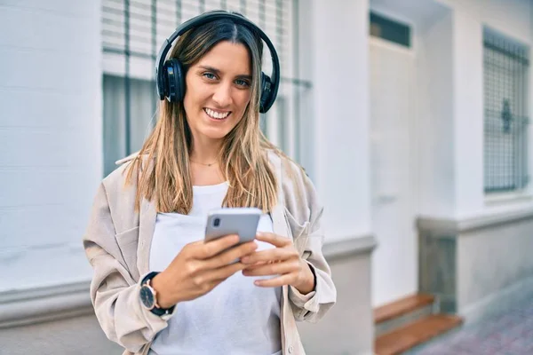 Giovane Donna Caucasica Sorridente Felice Con Smartphone Cuffie Città — Foto Stock