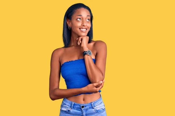 Junge Afrikanisch Amerikanische Frau Lässiger Sommerkleidung Mit Hand Kinn Die — Stockfoto