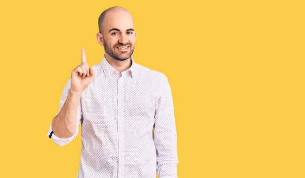 Joven Hombre Guapo Con Camisa Elegante Mostrando Señalando Hacia Arriba —  Fotos de Stock