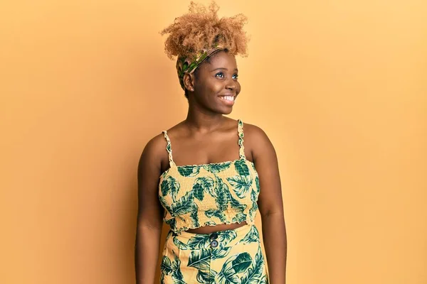 Young African Woman Afro Hair Wearing Summer Dress Looking Away — Stock Photo, Image