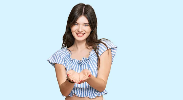 Młoda Piękna Kaukaska Dziewczyna Ubrana Luźne Ubrania Uśmiechnięta Dłońmi Przyjmująca — Zdjęcie stockowe