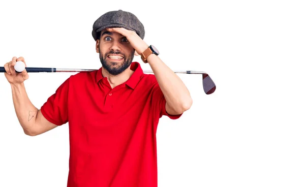 Pemuda Tampan Dengan Jenggot Bermain Golf Klub Memegang Dan Bola — Stok Foto