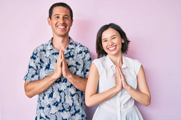 Belo Casal Vestindo Roupas Casuais Orando Com Mãos Juntas Pedindo — Fotografia de Stock