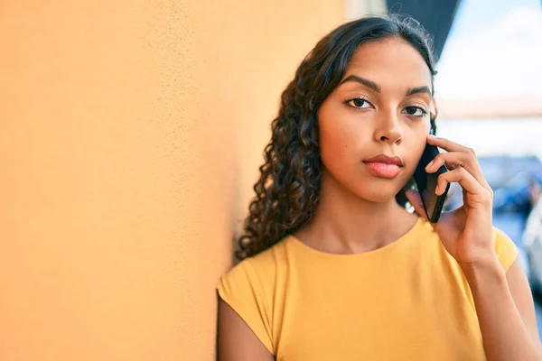 Chica Afroamericana Joven Con Expresión Infeliz Hablando Teléfono Inteligente Ciudad —  Fotos de Stock