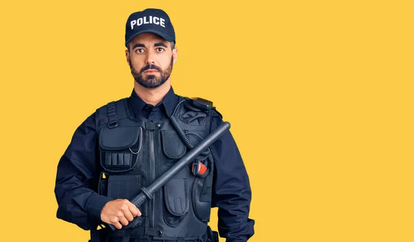 Joven Hombre Hispano Vestido Con Uniforme Policía Sosteniendo Actitud Pensamiento — Foto de Stock